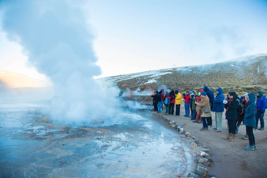 Turistas fotografían gran fumarola en geysers del tatio