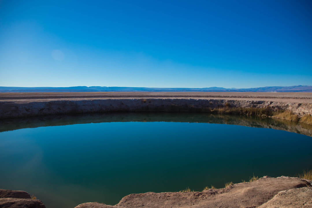 Turistas alrededor de laguna piedra.