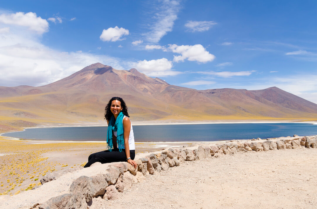 Turista posa frente a lagunas altiplánicas
