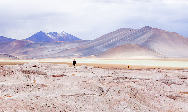 piedras rojas frente a laguna y montañas