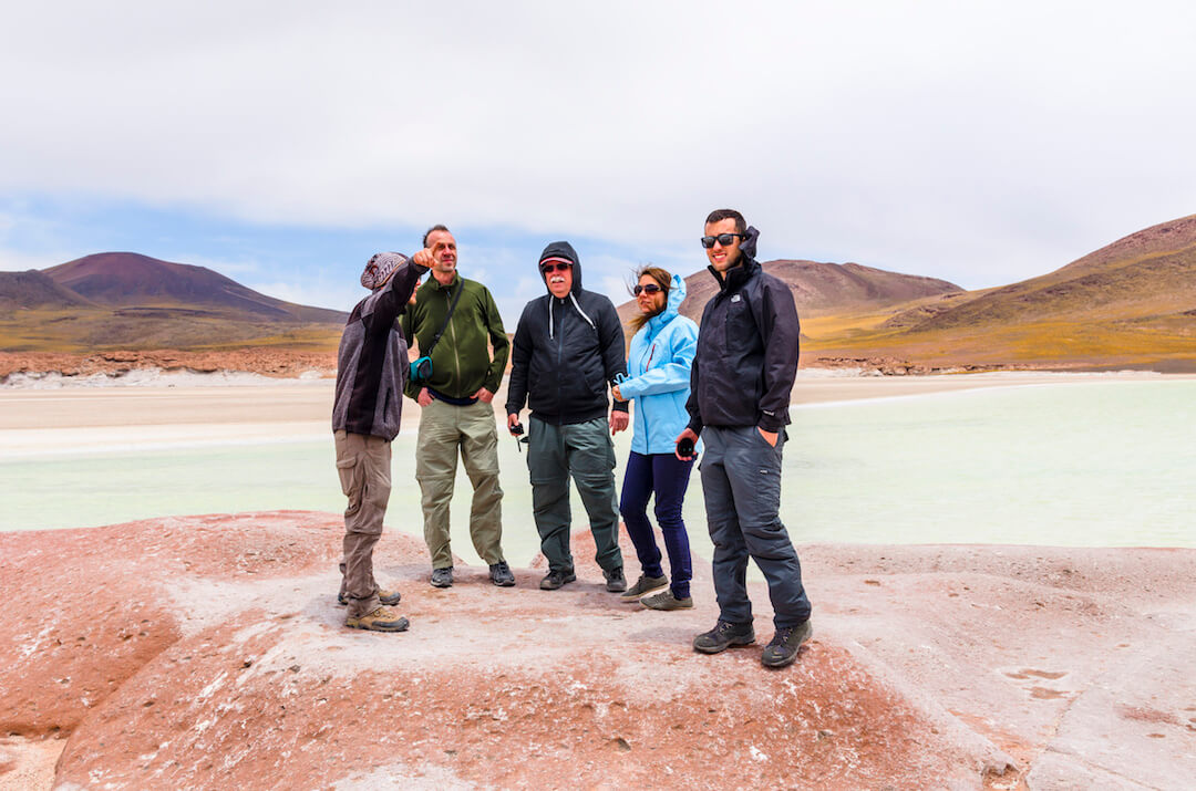 Turistas sobre piedras rojas en Atacama
