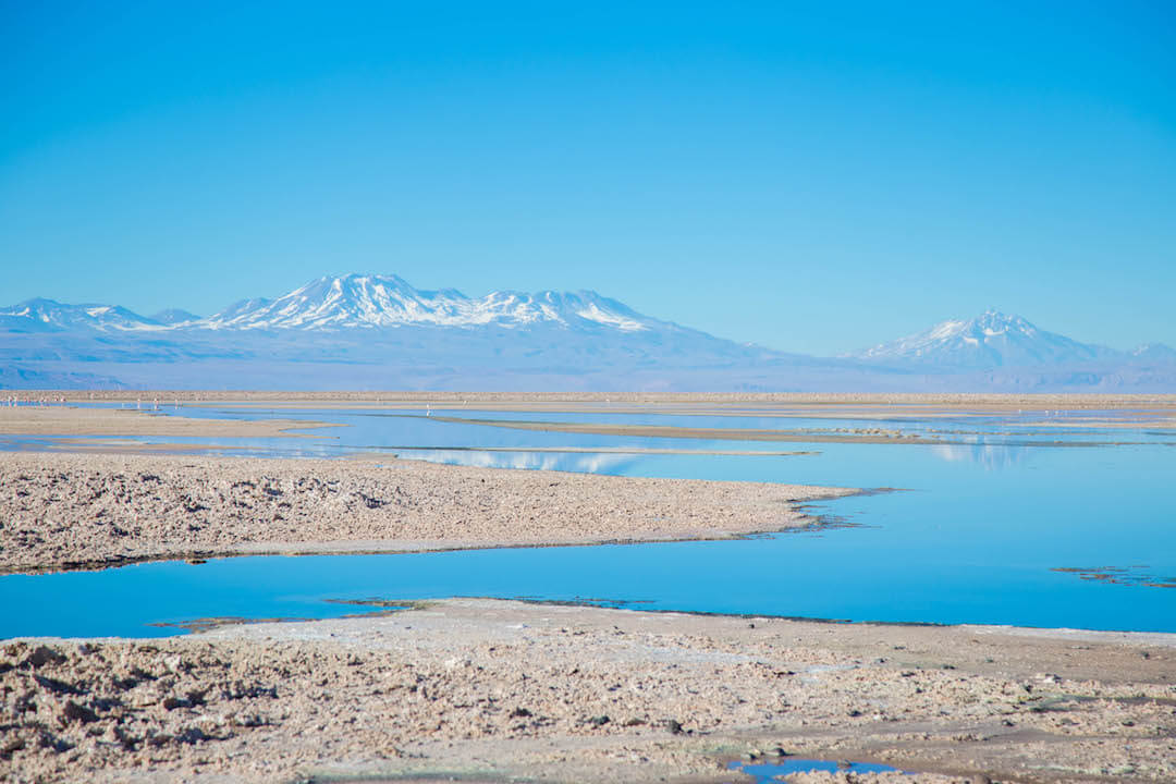 Laguna frente a montañas en Salar de Atacama