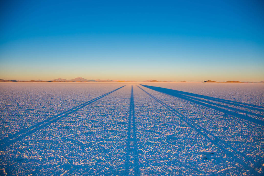 Sombras de personas durante amanecer en Salar de Uyuni