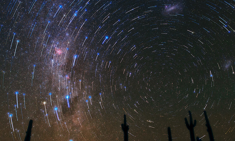 huella de estrellas durante el cielo nocturno en Atacama