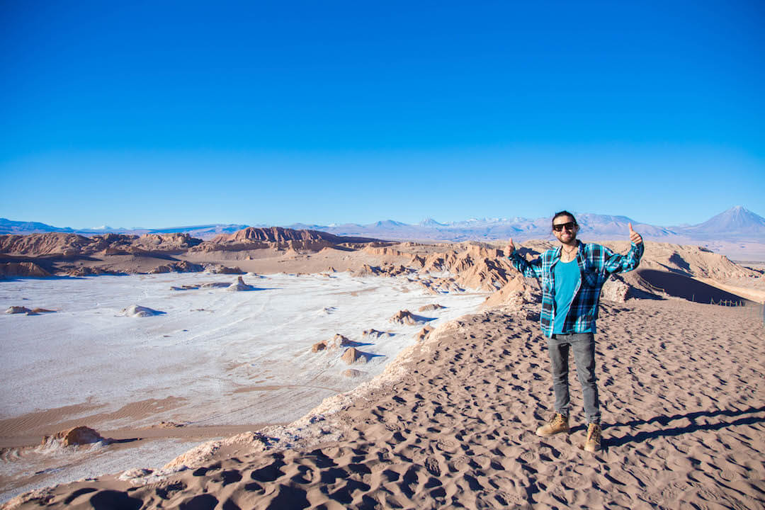 Persona frente a valle de sal en Valle de la Luna