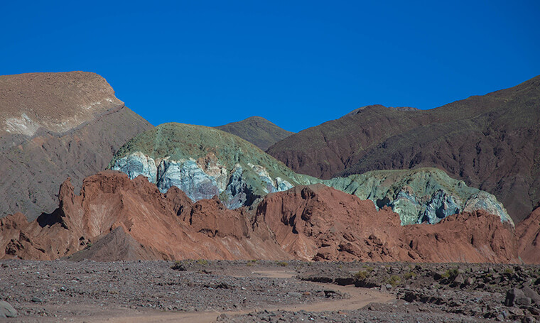 cerros de diversos colores en valle del arcoiris