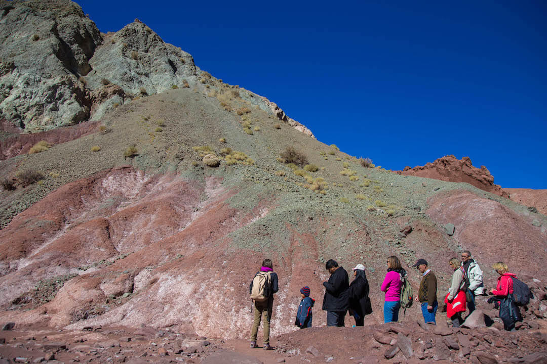 Grupo de turistas observan el valle arcoíris